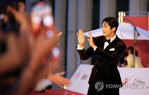 팬들에게 인사하는 배우 변우석[연합뉴스 자료사진]